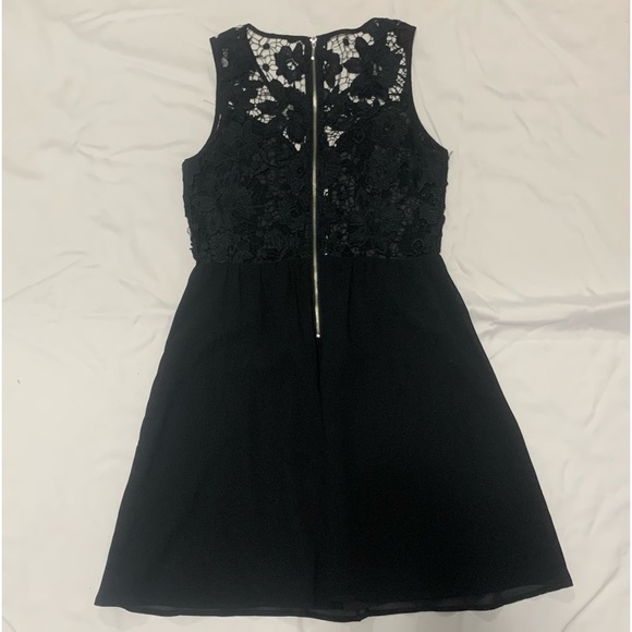 Boutique dress in black with beautiful lace overlay - Picture 2 of 2